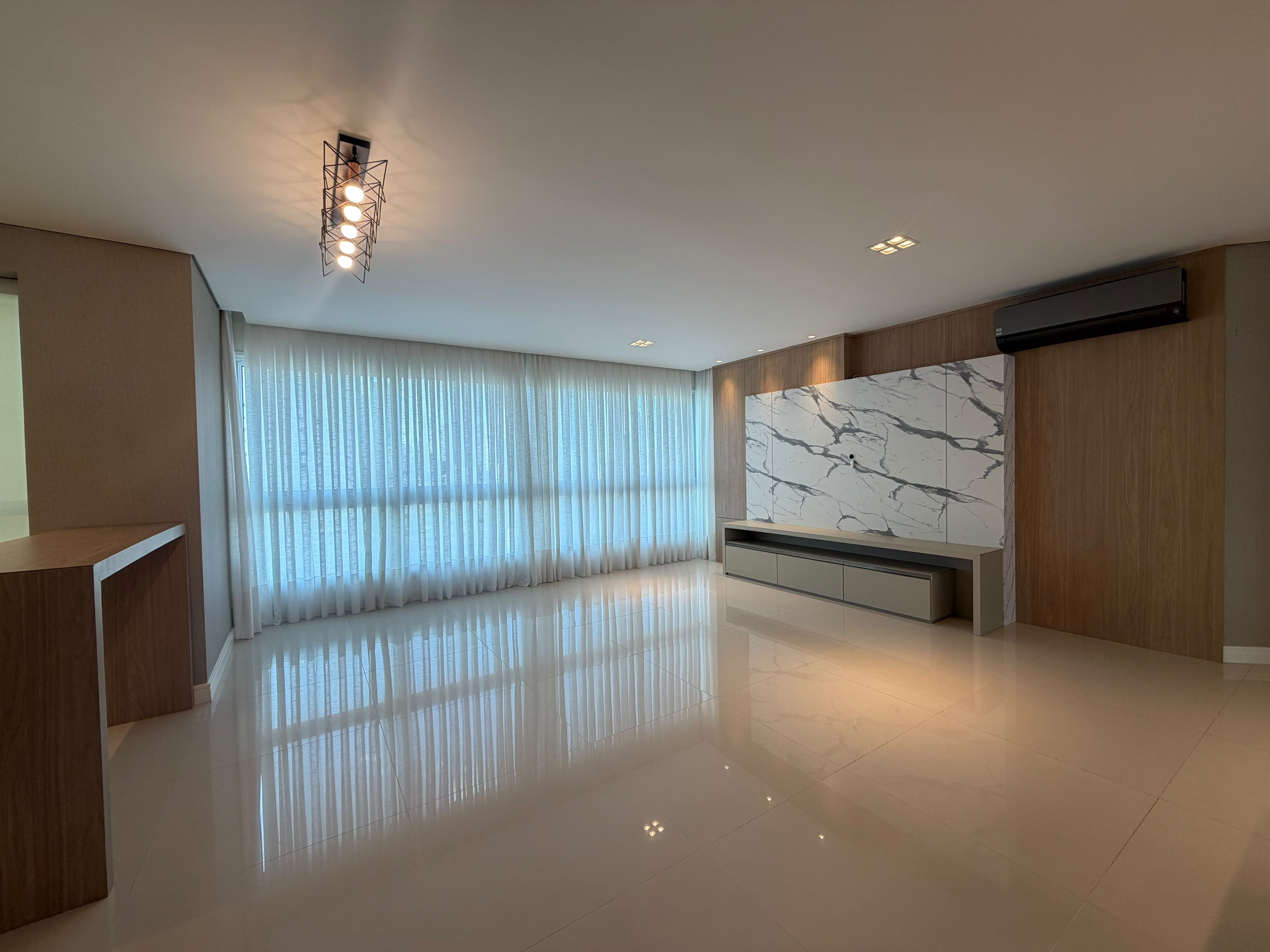 Locação Anual - Apartamento alto padrão 148m² Rua 2500, reta ao mar - Balneário Camboriú