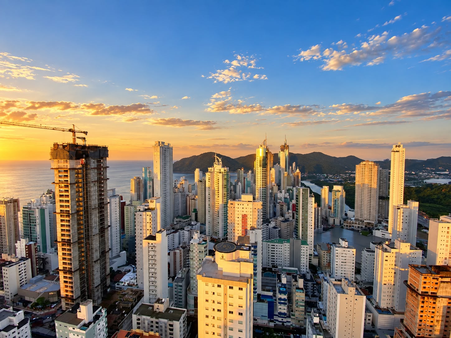 Locação Anual - Apartamento 4 dorm (2 suítes + 2 demi-suítes) mobiliado, vista mar - Barra Sul, Balneário Camboriú