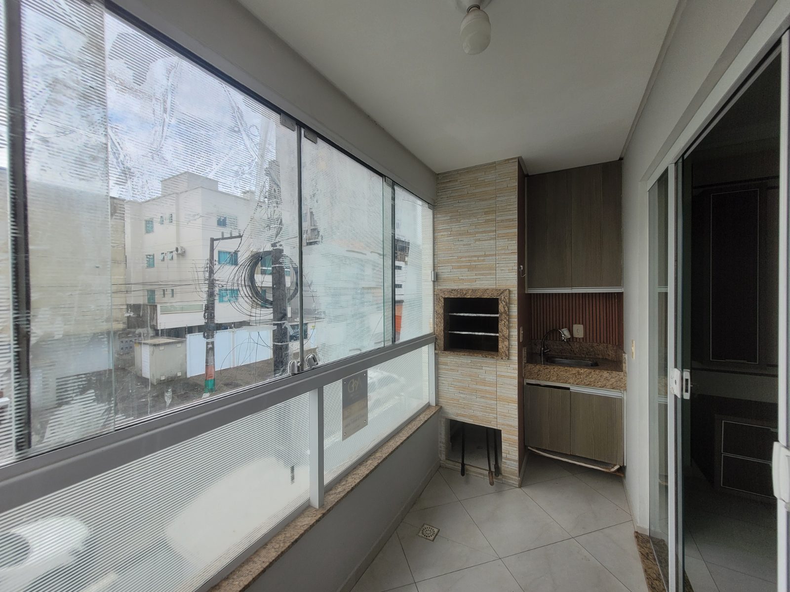 Apartamento com 02 quartos sendo 01 suite — Camboriú