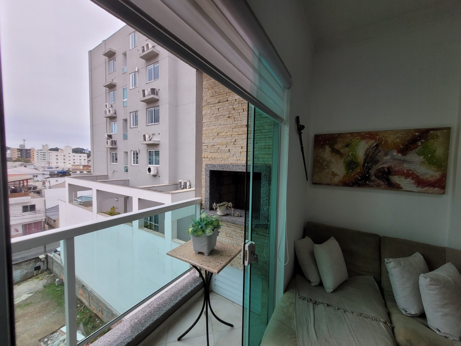 Apartamento com 02 dormitórios + Sacada com churrasqueira a carvão — Balneário Camboriú