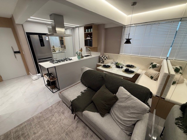 Apartamento 2 dormitórios reformado no Ed. Imperatriz, Avenida Atlântica, Balneário Camboriú