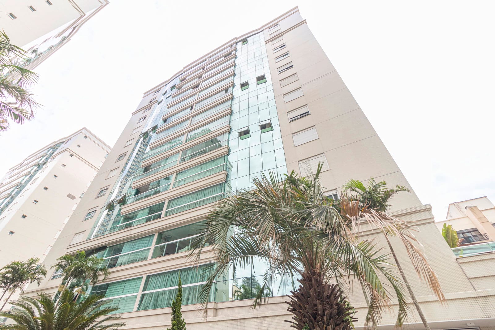 Apartamento 4 suítes mobiliado no Atlantic Paradise Towers, Meia Praia, Itapema