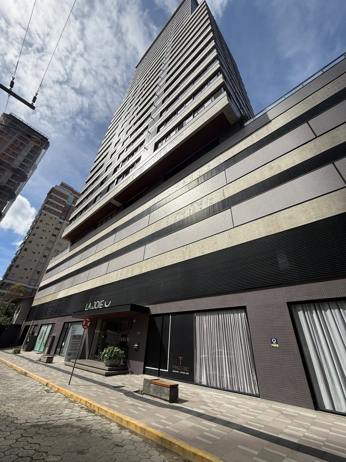 Apartamento 3 suítes mobiliado no Ed. La Joie, Meia Praia, Itapema