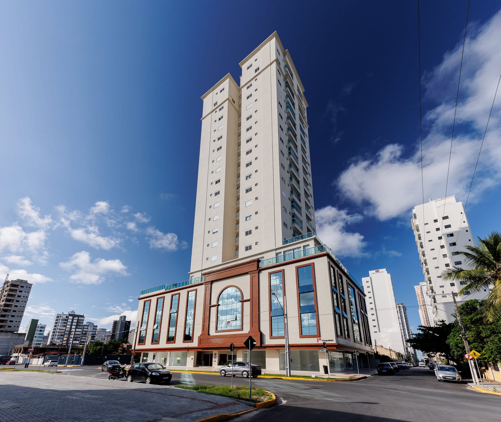Apartamento 2 suítes mobiliado na Terceira Avenida, Meia Praia, Itapema