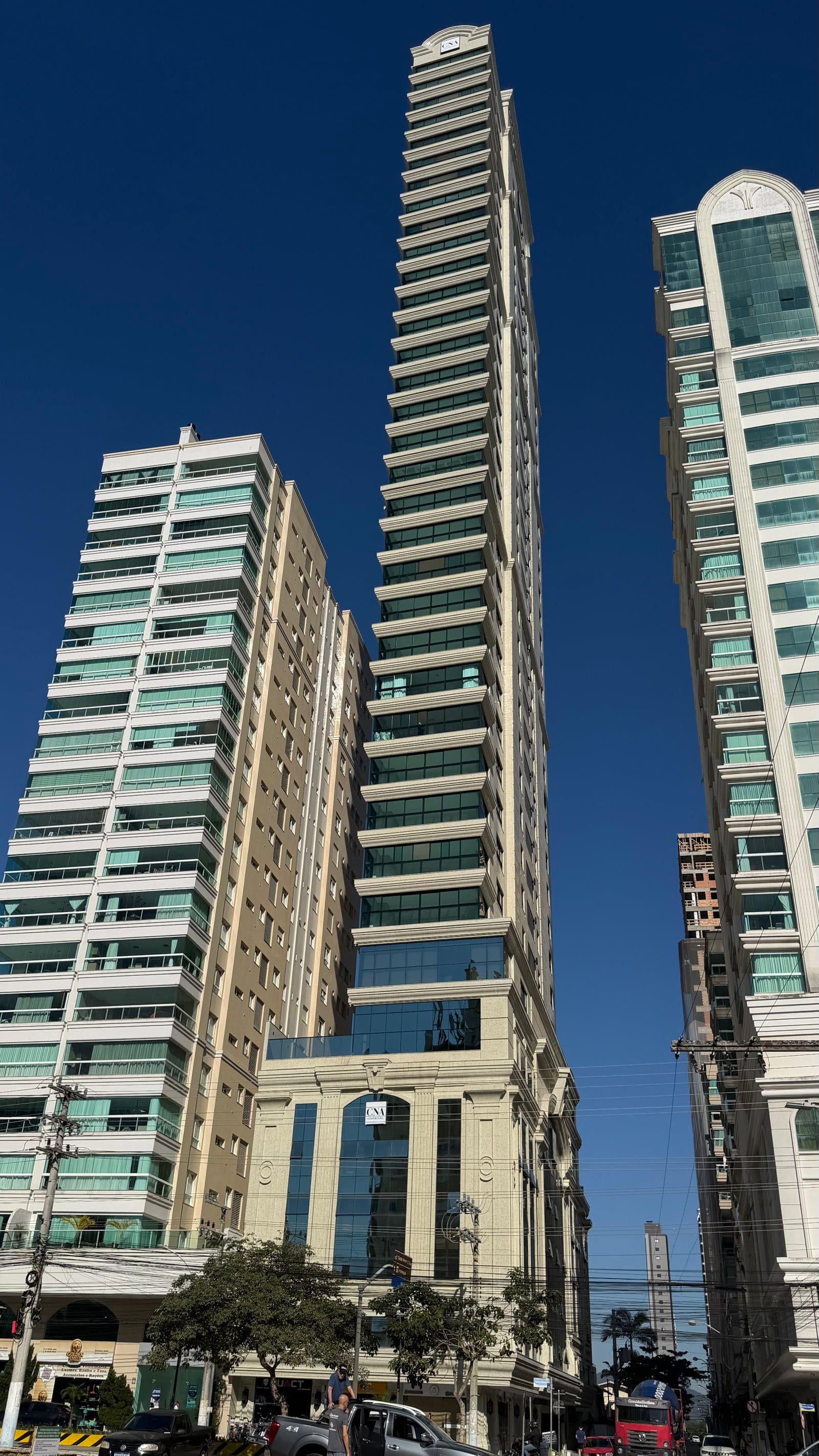 Apartamento 4 suítes mobiliado frente mar no Ed. Palácio Triunfo, Meia Praia, Itapema
