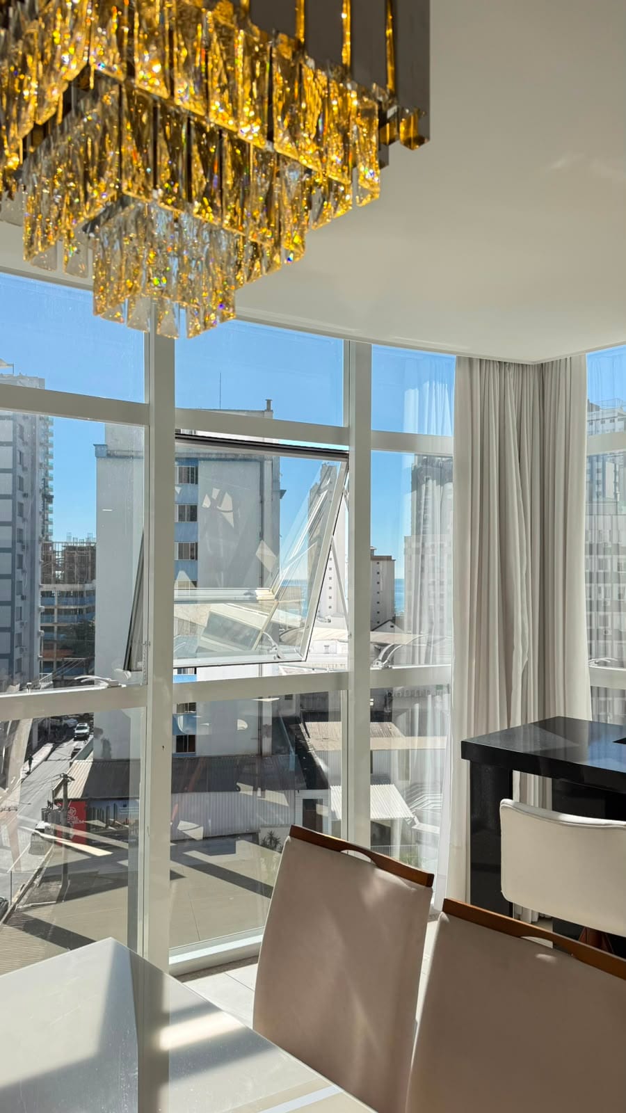 Apartamento 3 suítes mobiliado para locação anual no Ed. Spazio Bianco, Barra Sul, Balneário Camboriú
