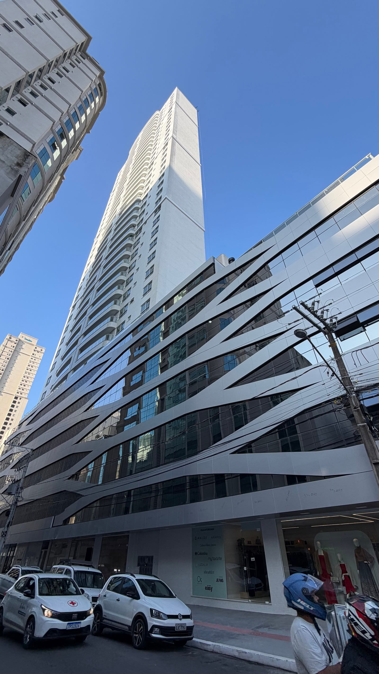 Apartamento 3 suítes mobiliado vista mar no Ed. Grand Unique, Meia Praia, Itapema