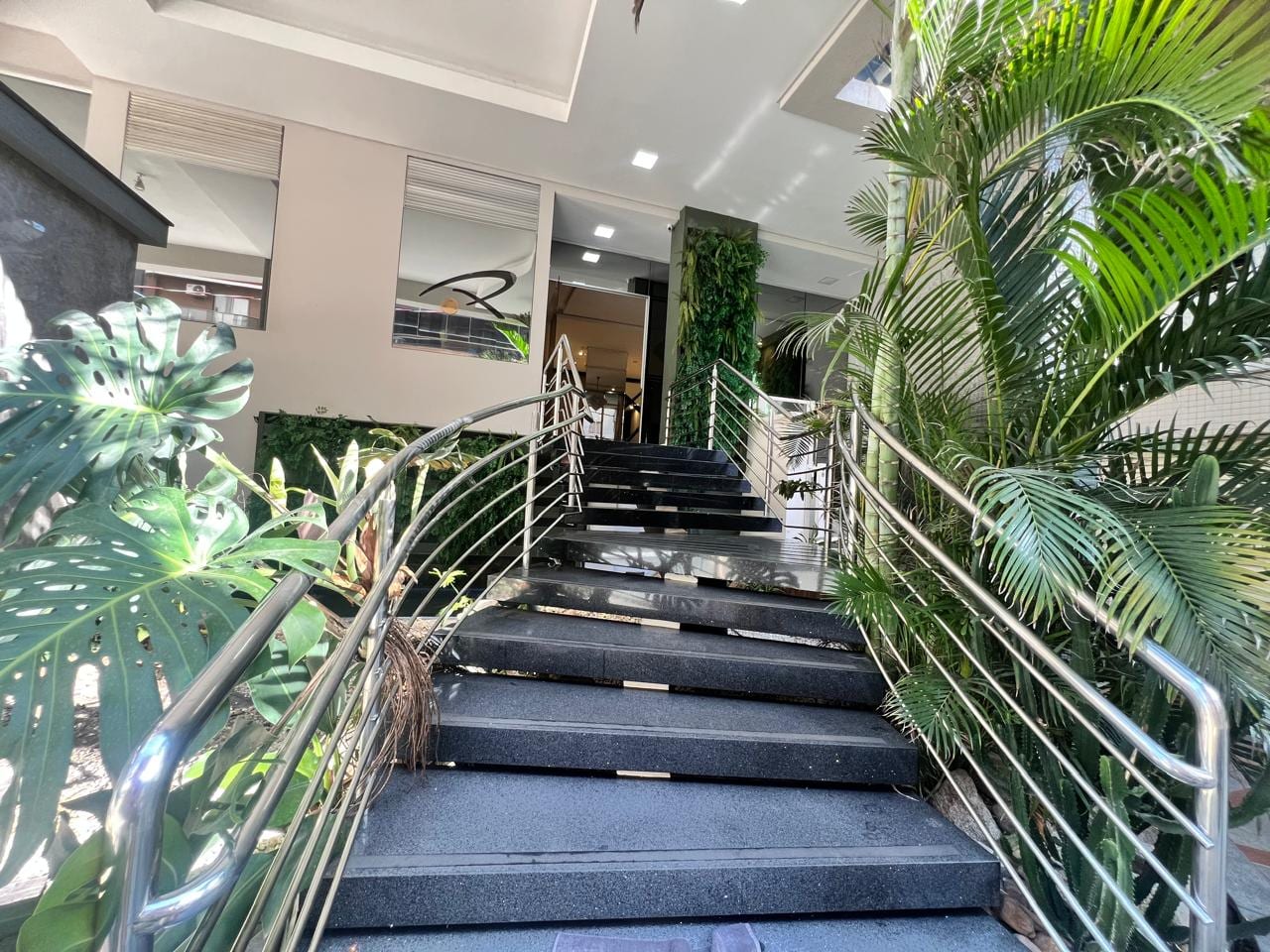 Apartamento 4 suítes mobiliado frente mar no Ocean Towers, Meia Praia, Itapema