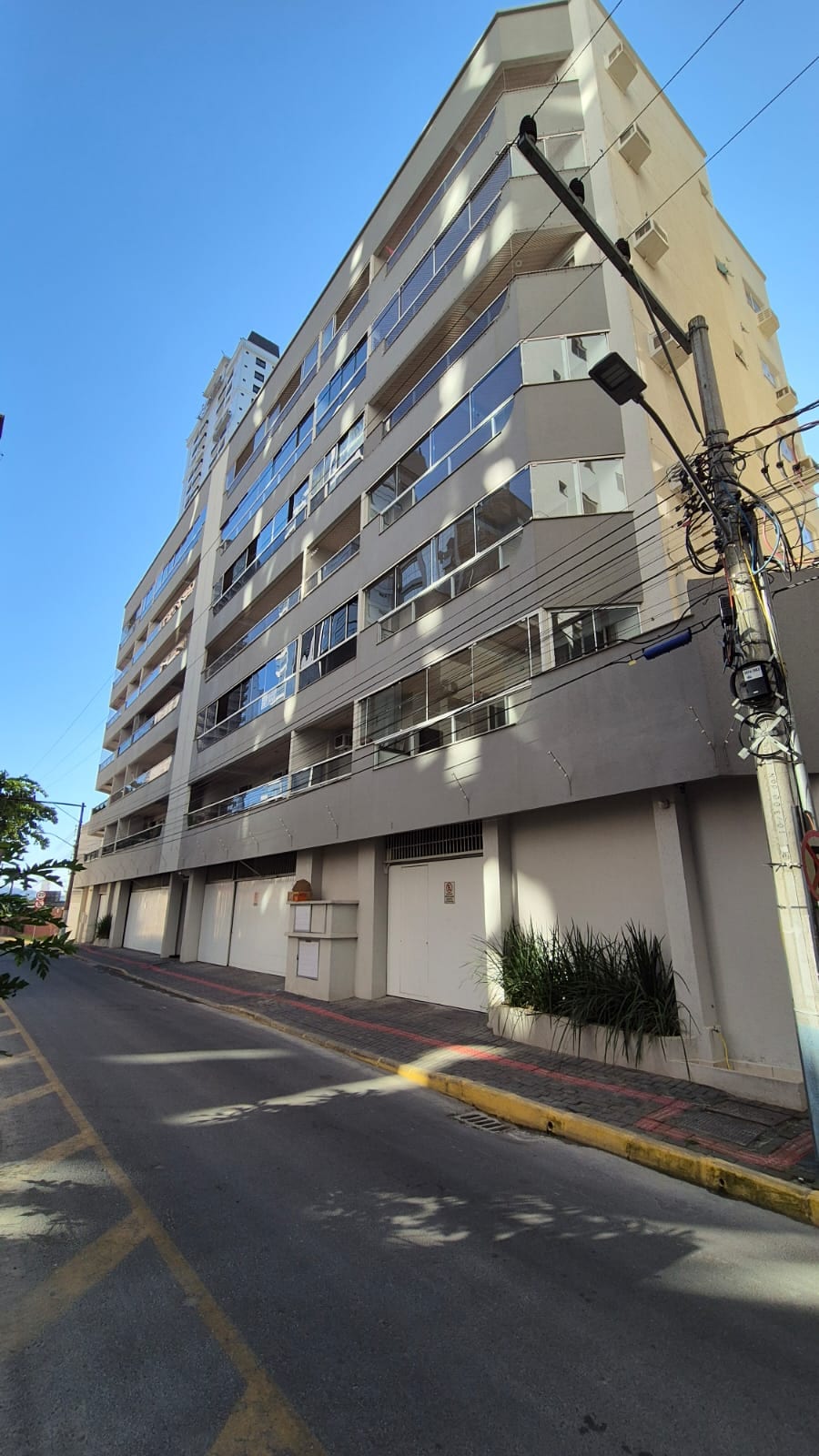 Apartamento 3 dormitórios mobiliado vista mar no Ed. Strauss Residencial, Meia Praia, Itapema