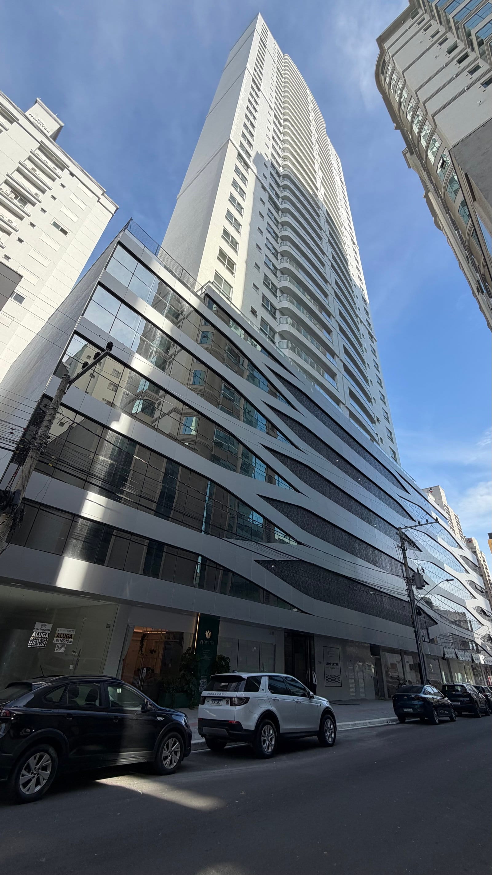 Apartamento 3 suítes mobiliado frente mar no Ed. Grand Unique, Meia Praia, Itapema