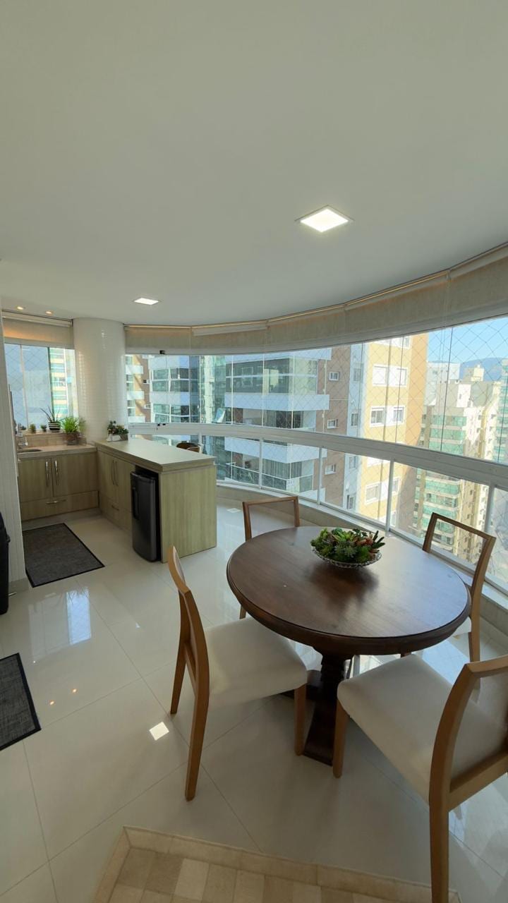 Apartamento 3 suítes mobiliado no Ed. Ilha da Vitória, Meia Praia, Itapema