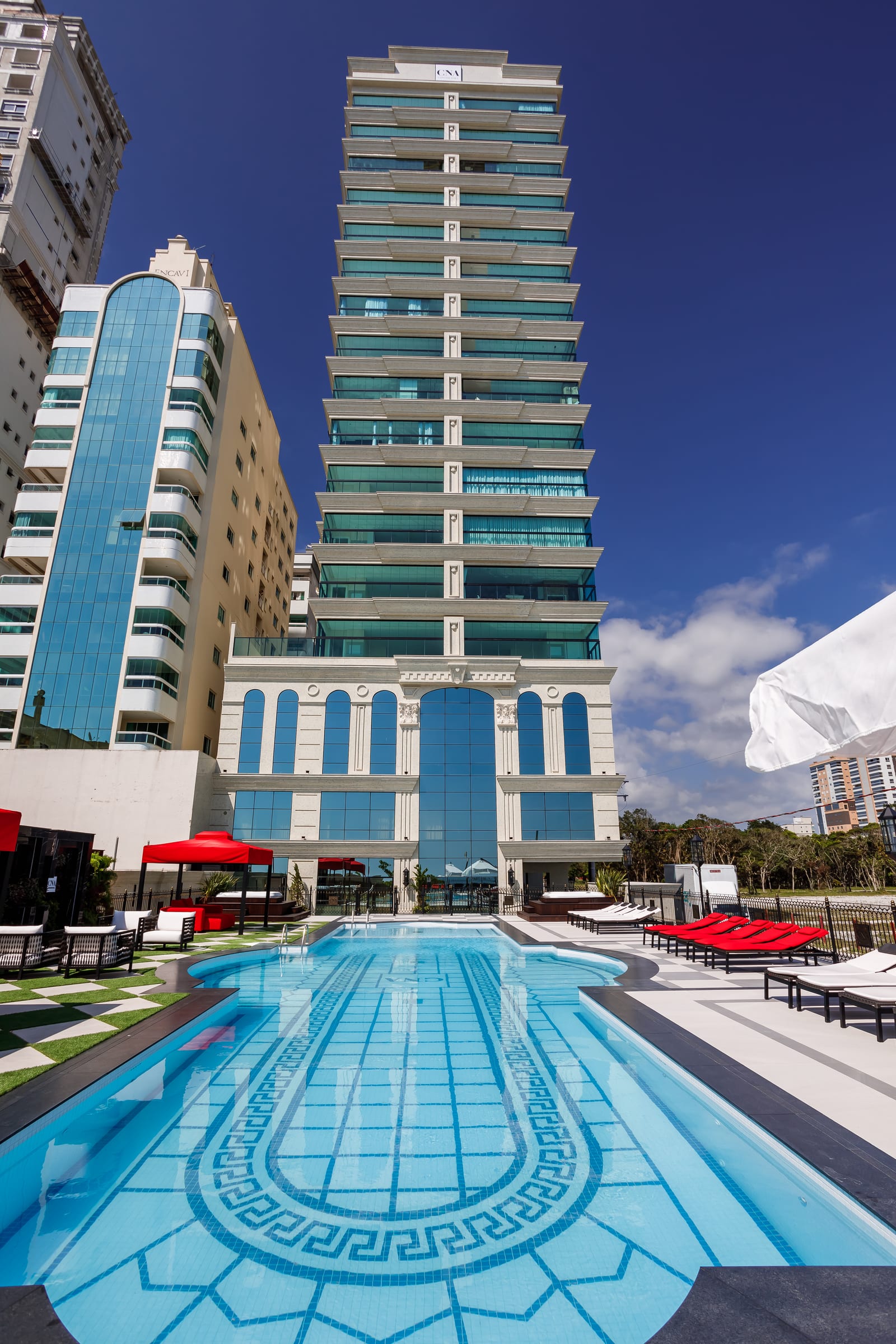 Apartamento 4 suítes mobiliado frente mar na Rua 313, Meia Praia, Itapema