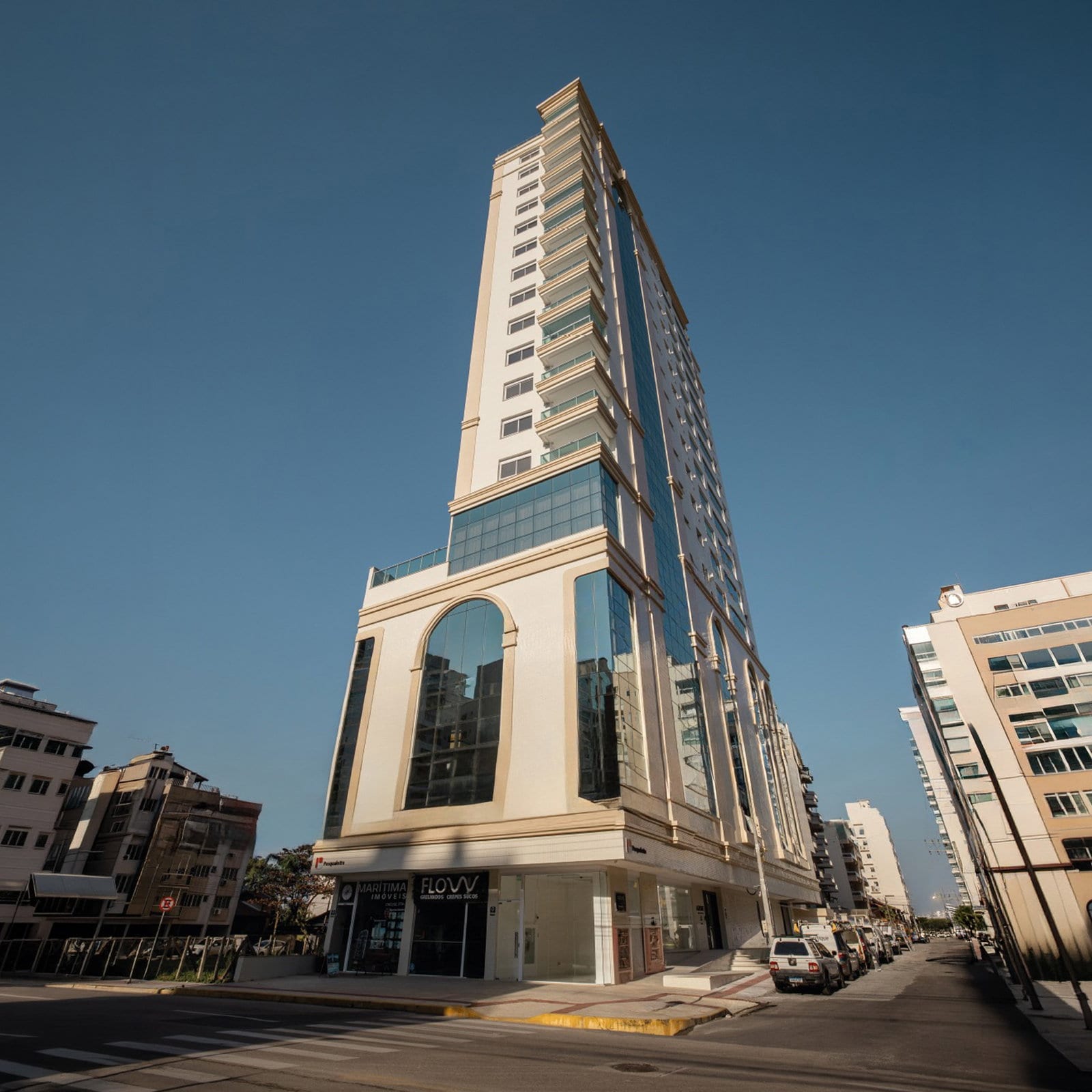 Apartamento 4 suítes mobiliado no Azzure Residence, Meia Praia, Itapema
