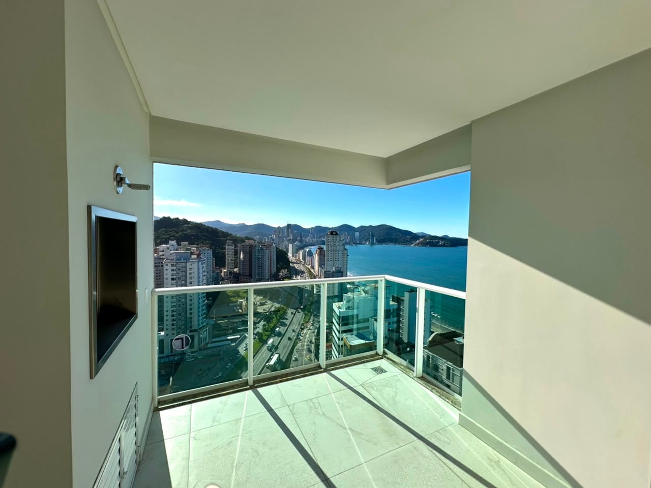 Apartamento 4 suítes mobiliado no Garden Square, Meia Praia, Itapema