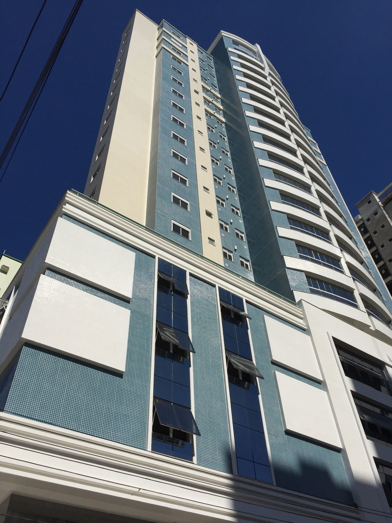 Apartamento 3 suítes mobiliado para locação anual no Ed. Terra e Mar, Centro, Balneário Camboriú