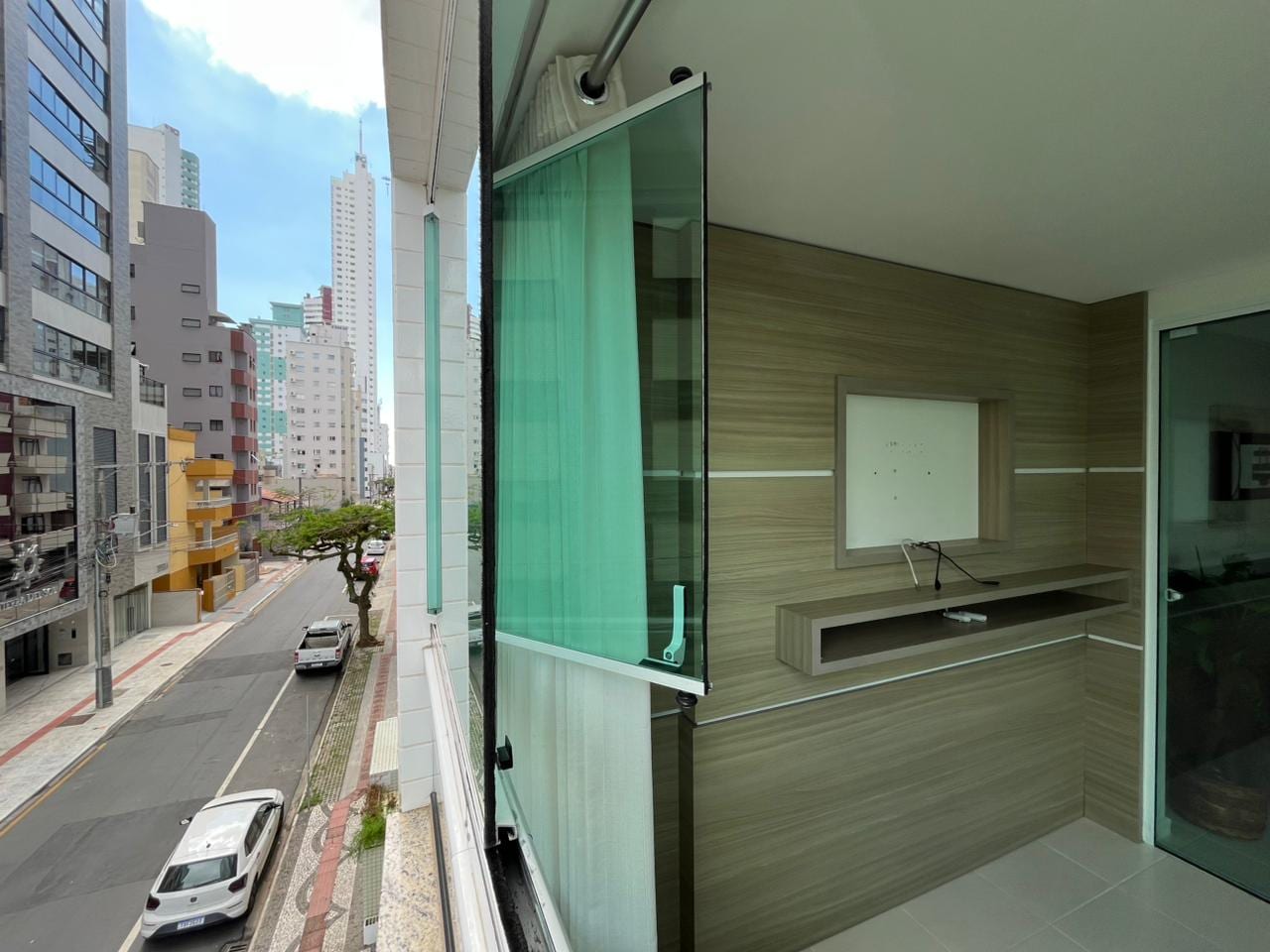 Apartamento 2 dormitórios mobiliado para locação anual no Ed. Calais, Centro, Balneário Camboriú