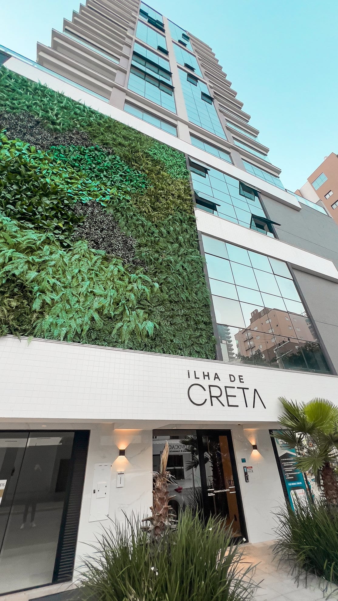 Apartamento 3 suítes mobiliado no Ed. Ilha de Creta, Meia Praia, Itapema