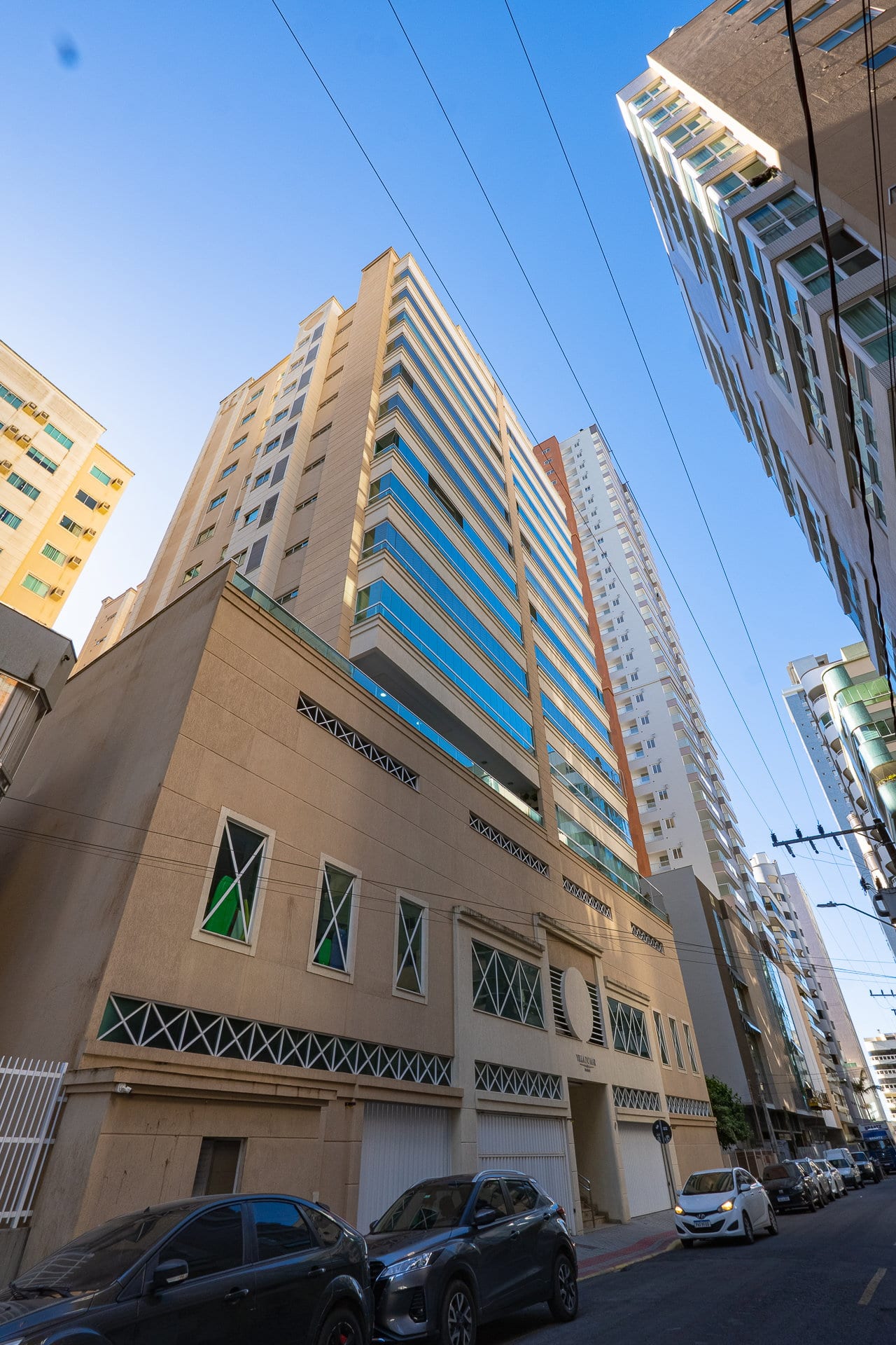 Apartamento 4 suítes mobiliado no Ed. Vila do Mar, Meia Praia, Itapema