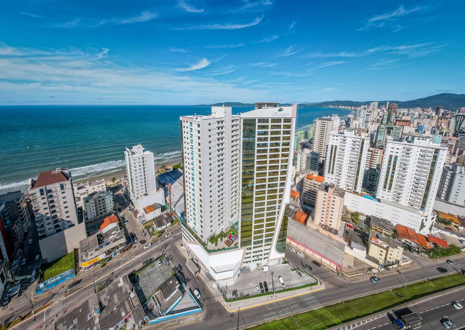 Apartamento 4 suítes mobiliado no Garden Square, Meia Praia, Itapema