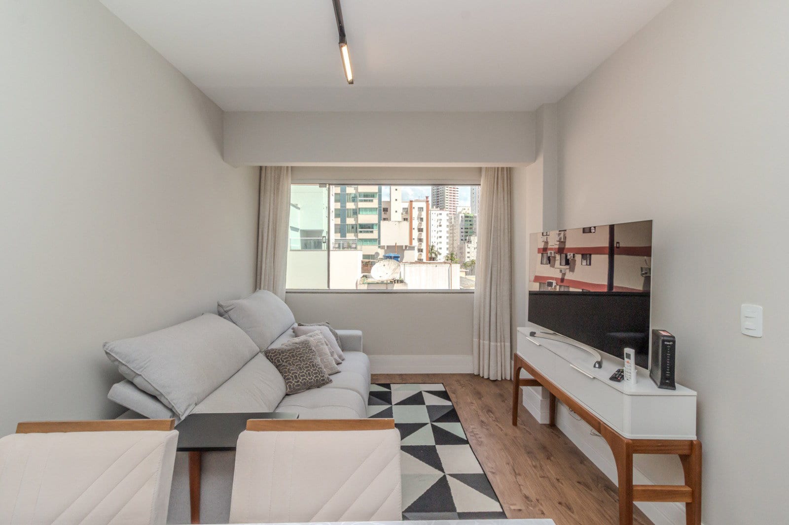 Apartamento 2 dormitórios mobiliado no Ed. Praia de Itaparica, Centro, Balneário Camboriú