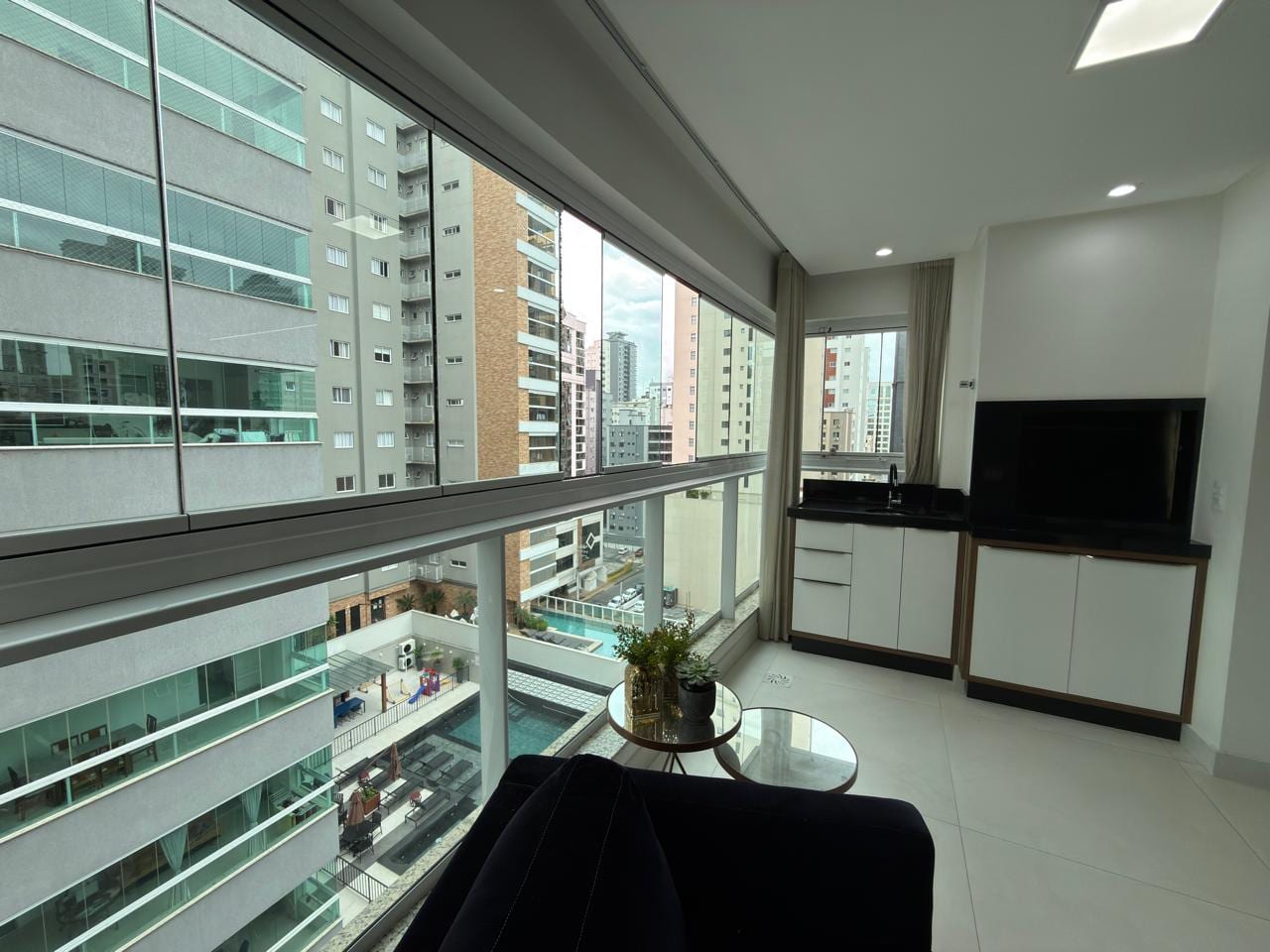 Apartamento 3 suítes mobiliado no Ed. Islamorada, Meia Praia, Itapema