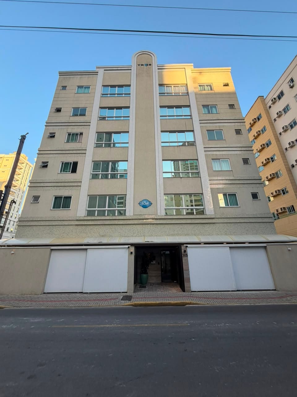 Apartamento 2 dormitórios mobiliado no Residencial Bali, Meia Praia, Itapema