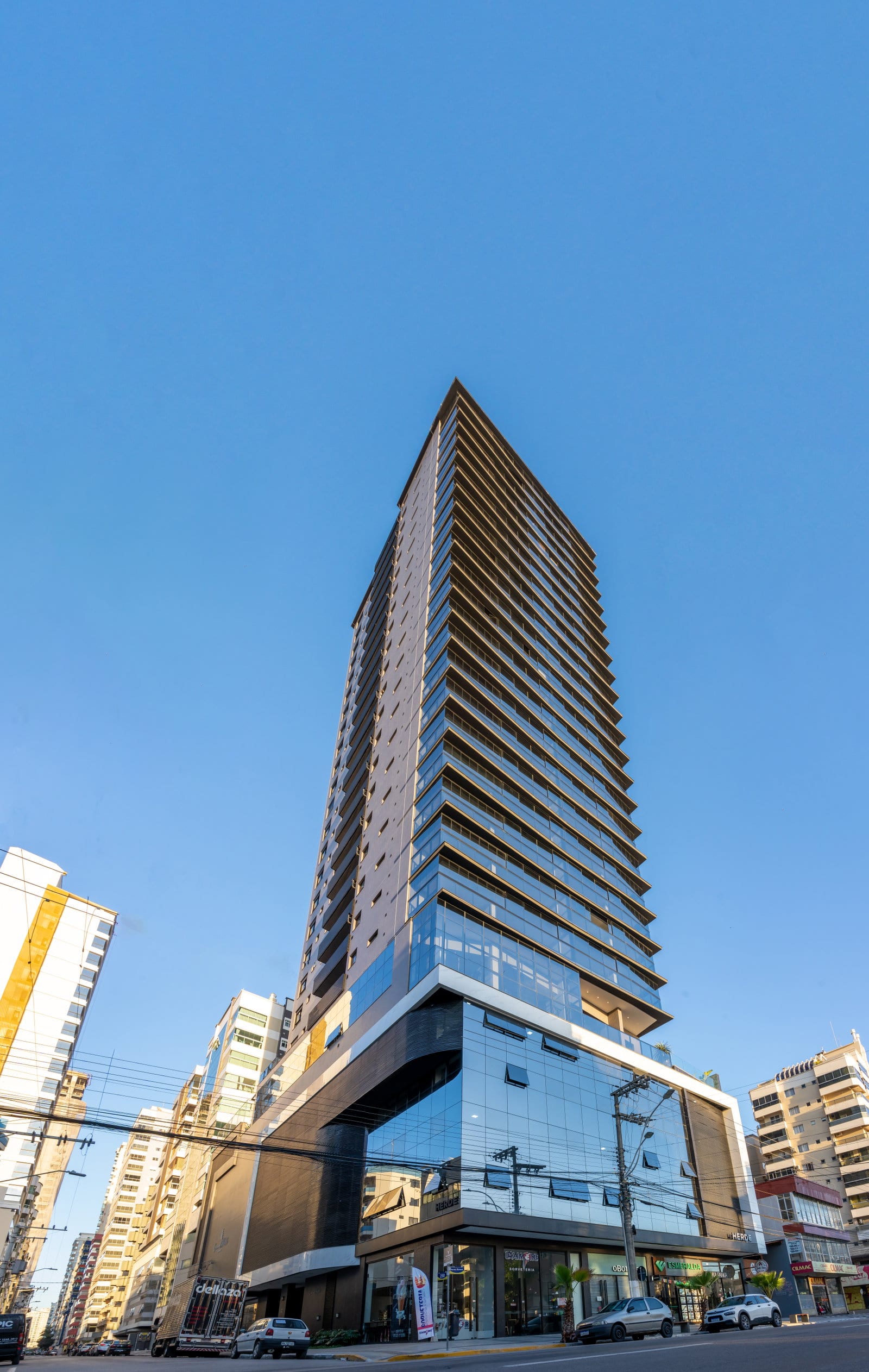 Apartamento 4 suítes mobiliado no Grand Hill Tower, Meia Praia, Itapema