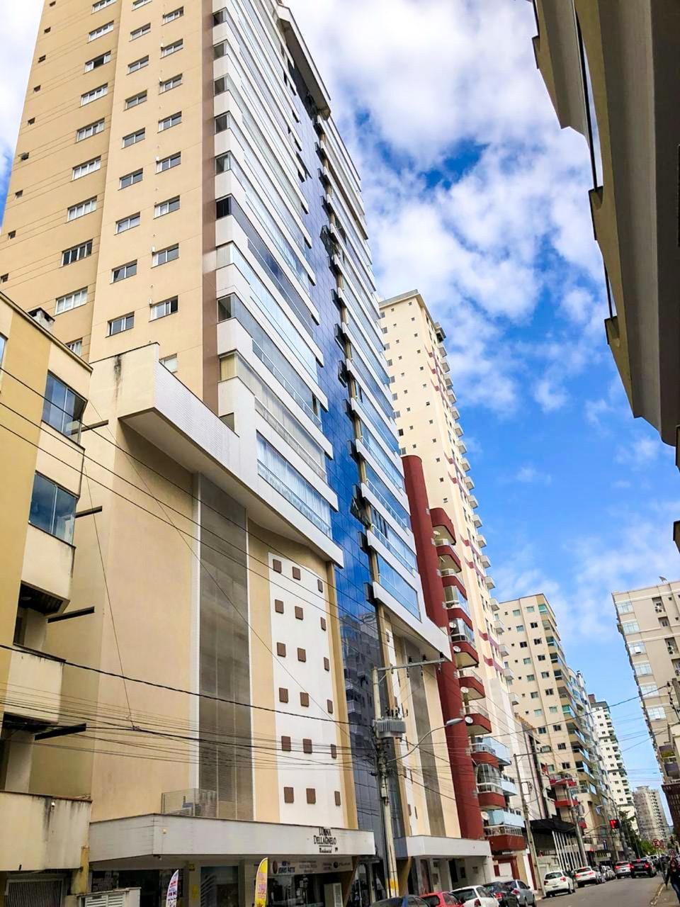Apartamento 4 suítes mobiliado no Ed. Luana Delagnello, Meia Praia, Itapema