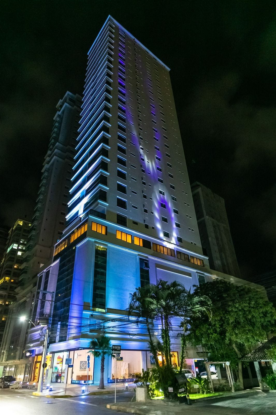 Apartamento 3 suítes mobiliado vista mar no Ed. Dom Benedito, Meia Praia, Itapema