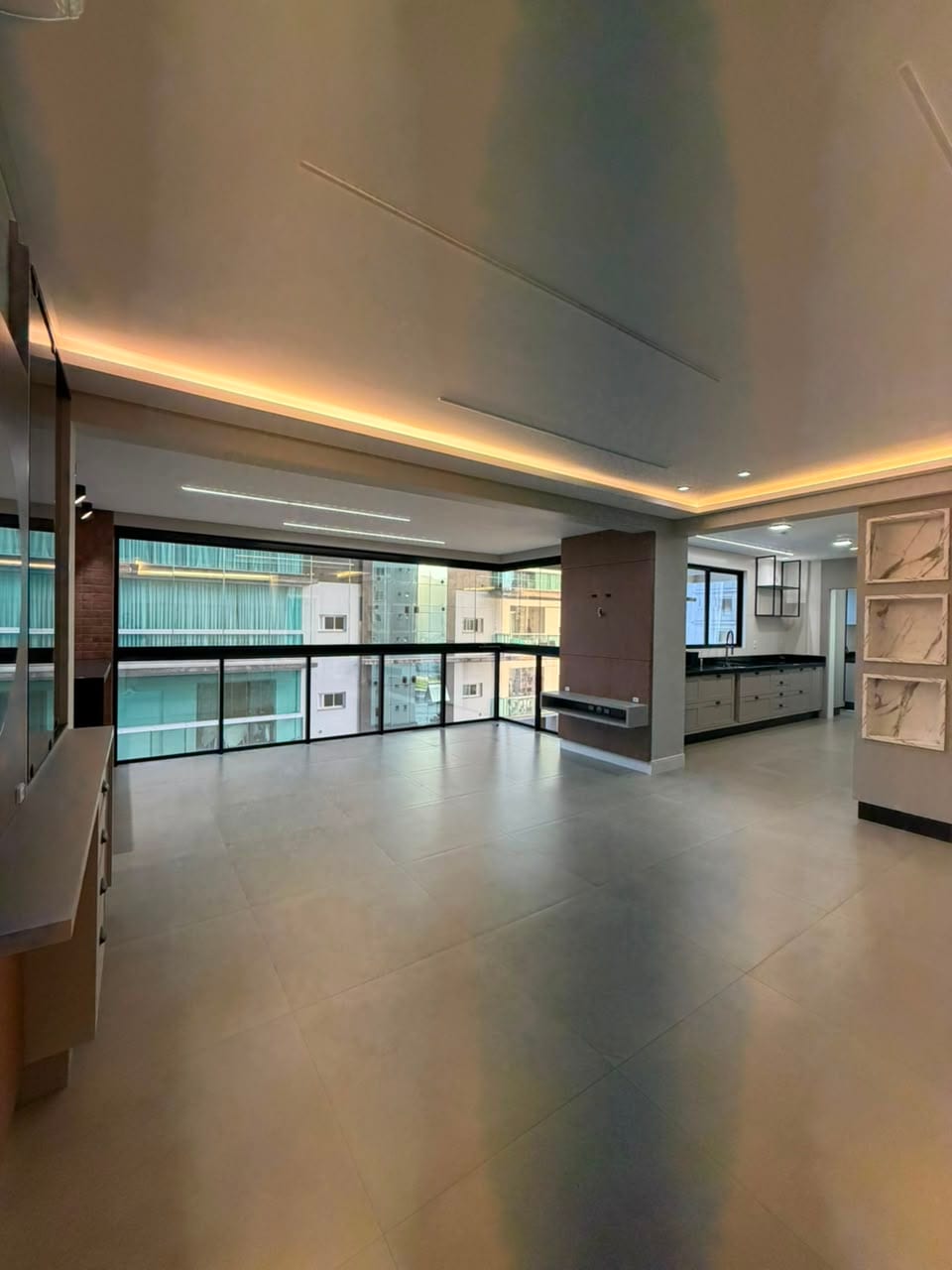 Apartamento 4 suítes mobiliado no Emerald Bay Residence, Meia Praia, Itapema