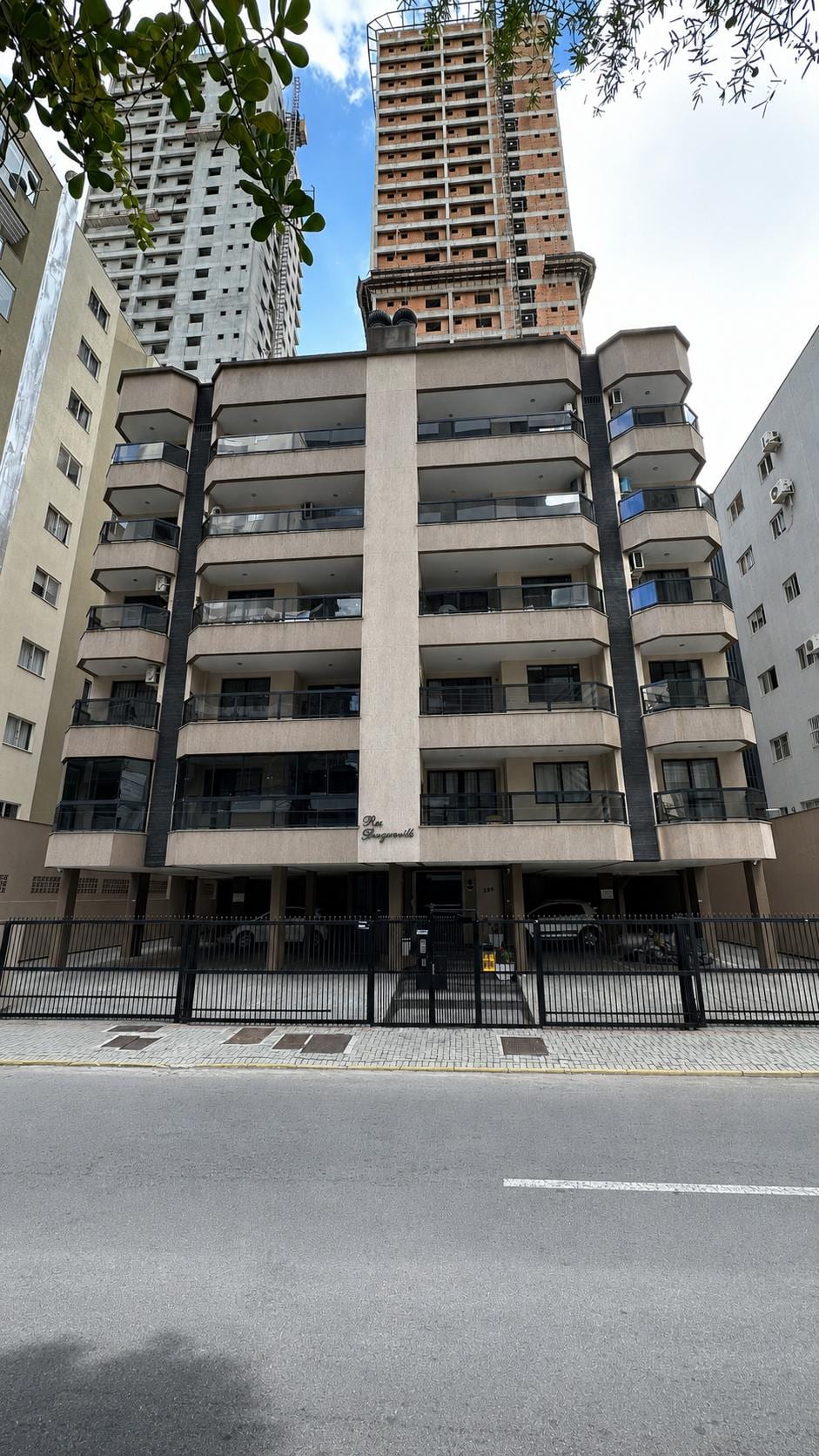 Apartamento 3 dormitórios frente mar no Ed. Bouganville, Meia Praia, Itapema