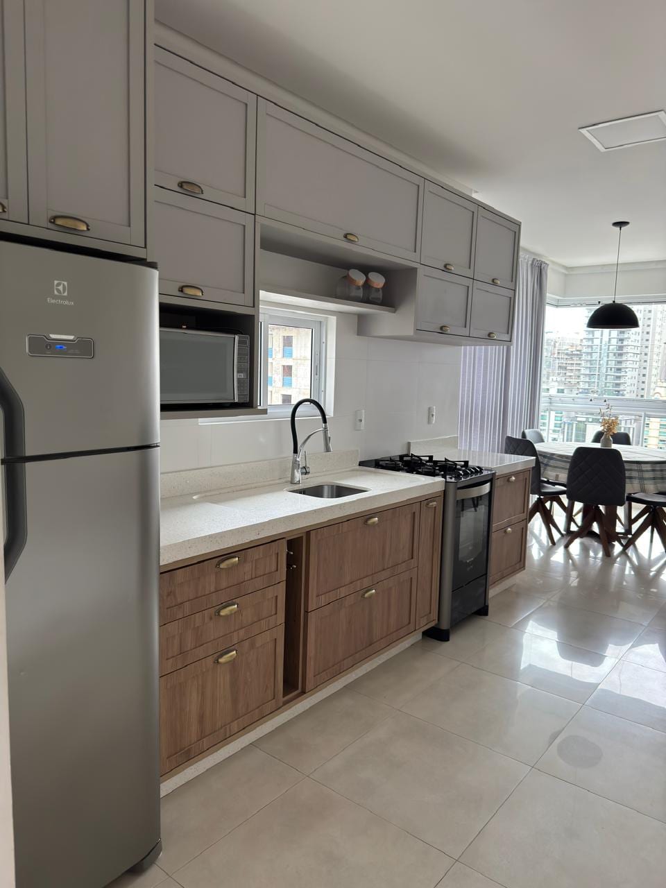 Apartamento 3 suítes mobiliado no Ed. Costamare, Meia Praia, Itapema
