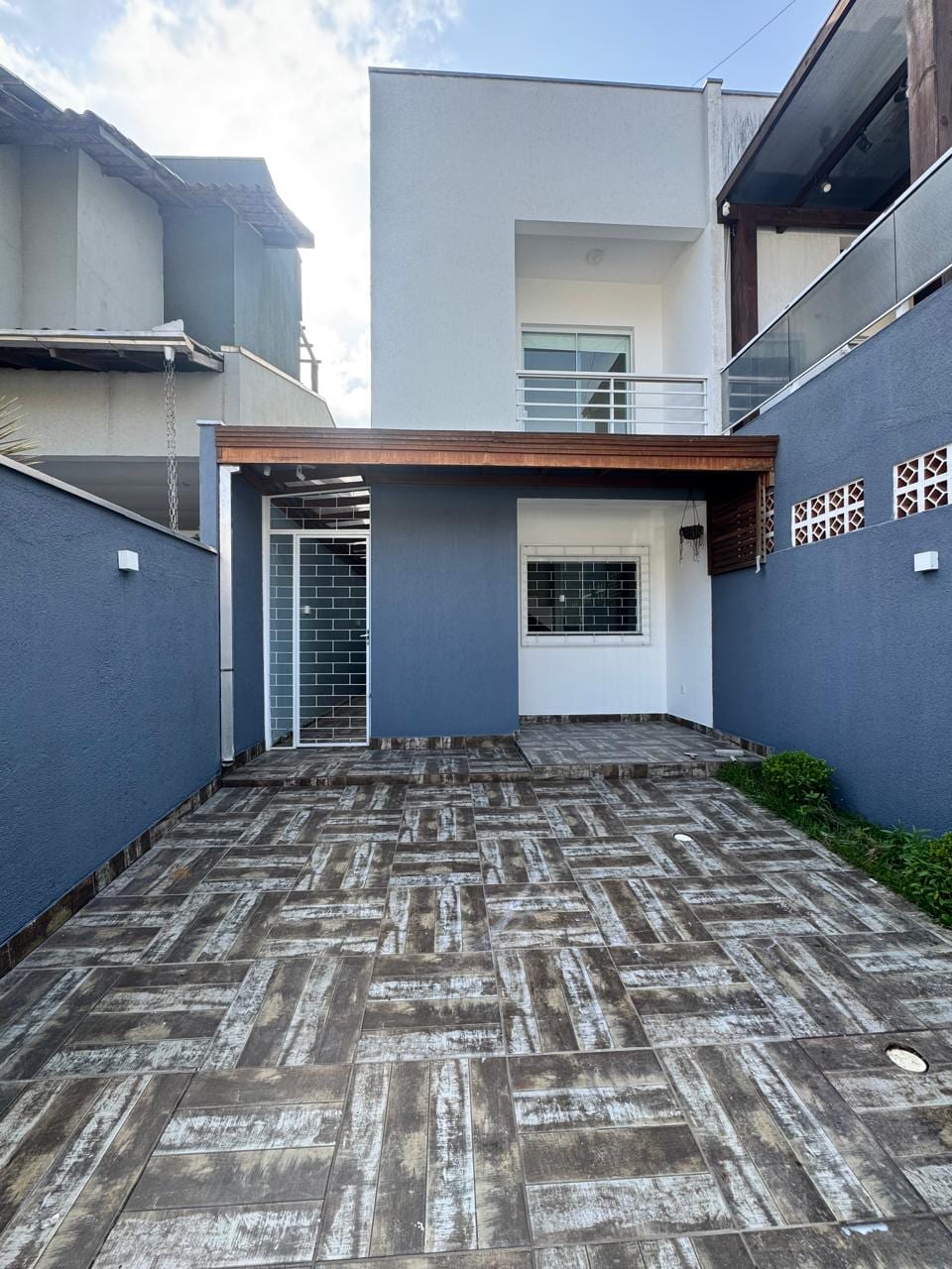 Casa 2 dormitórios semimobiliado na Rua Rio Ijuí, Rio Pequeno, Camboriú