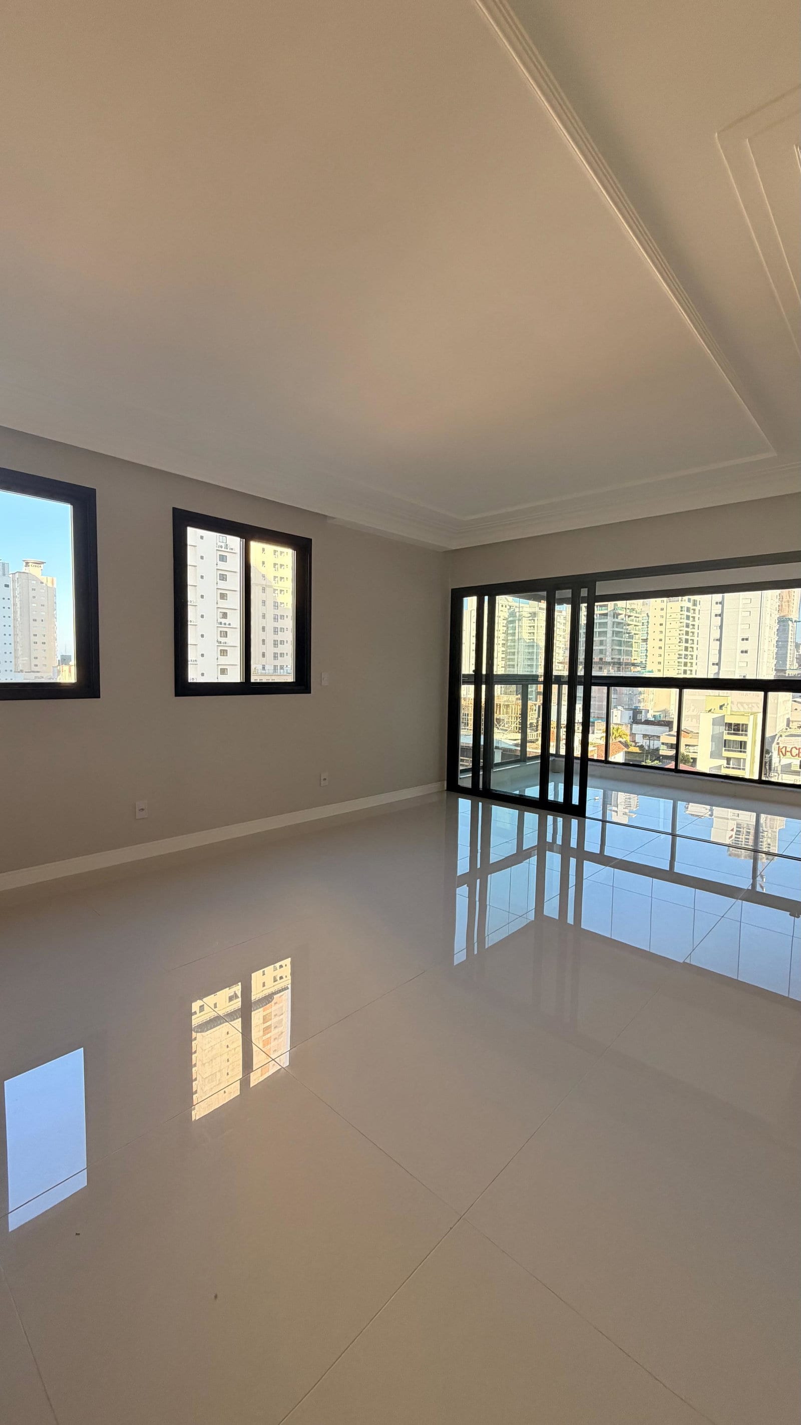 Apartamento 2 suítes semimobiliado no Ed. Imperial Coast, Centro, Itapema