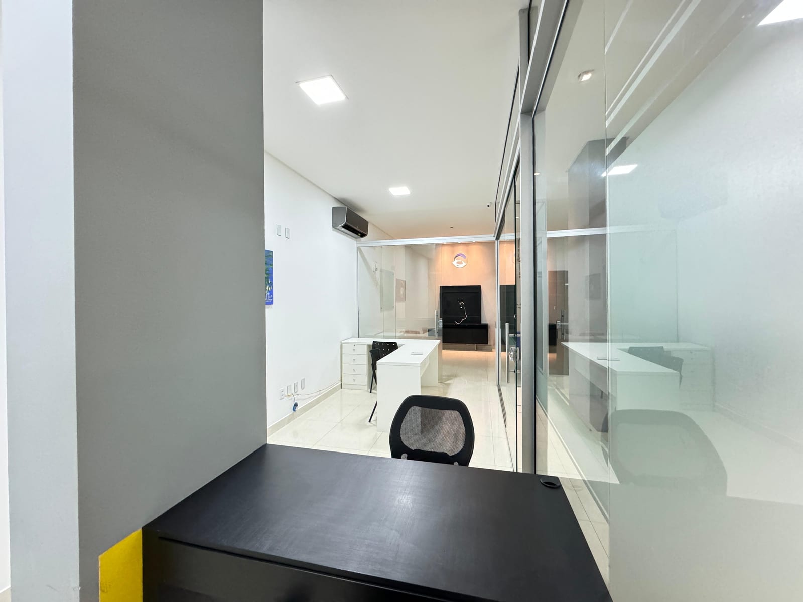 Sala comercial semimobiliada no Essence Club, Meia Praia, Itapema