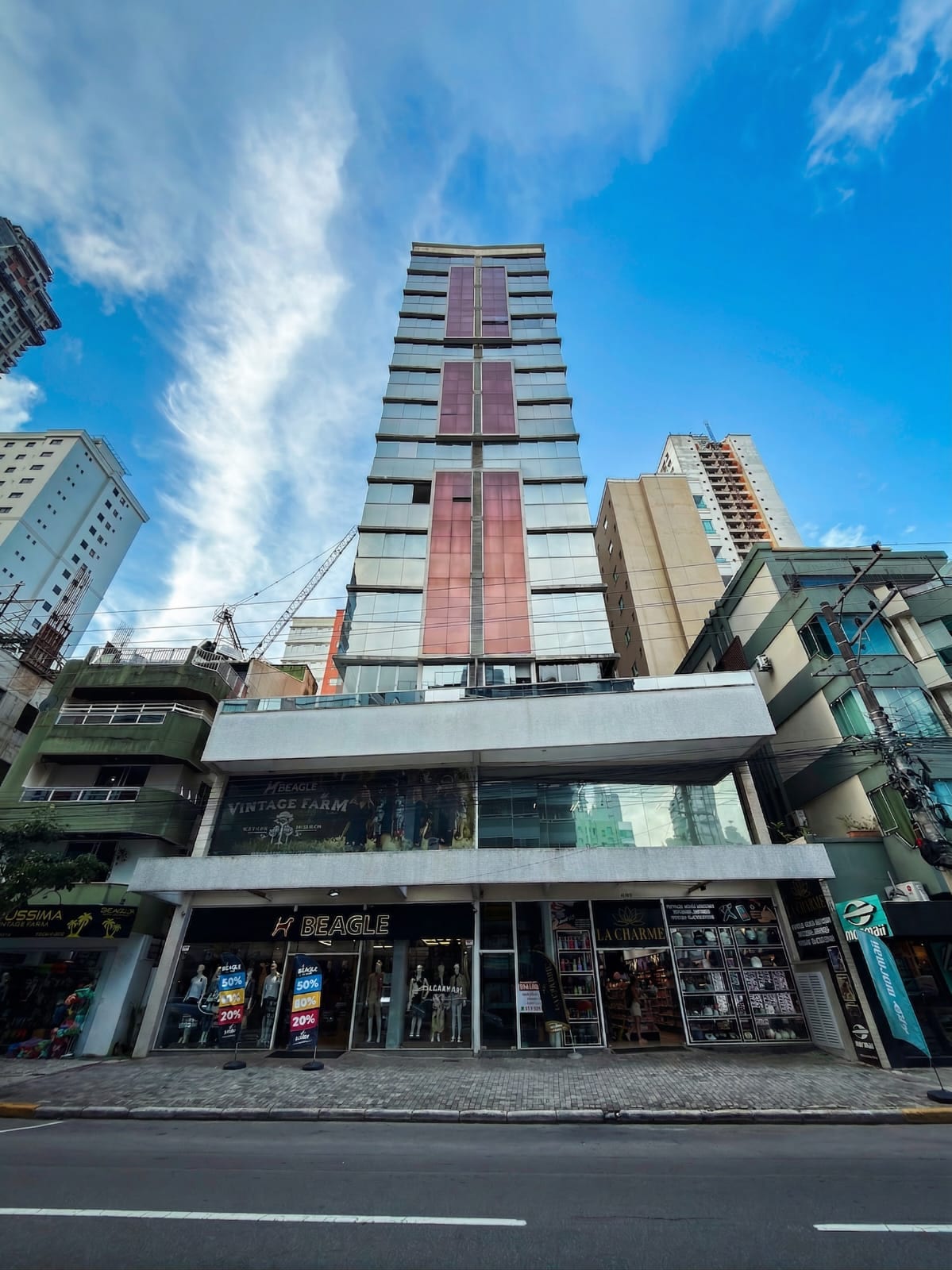 Sala comercial para locação na Avenida Nereu Ramos, Meia Praia, Itapema