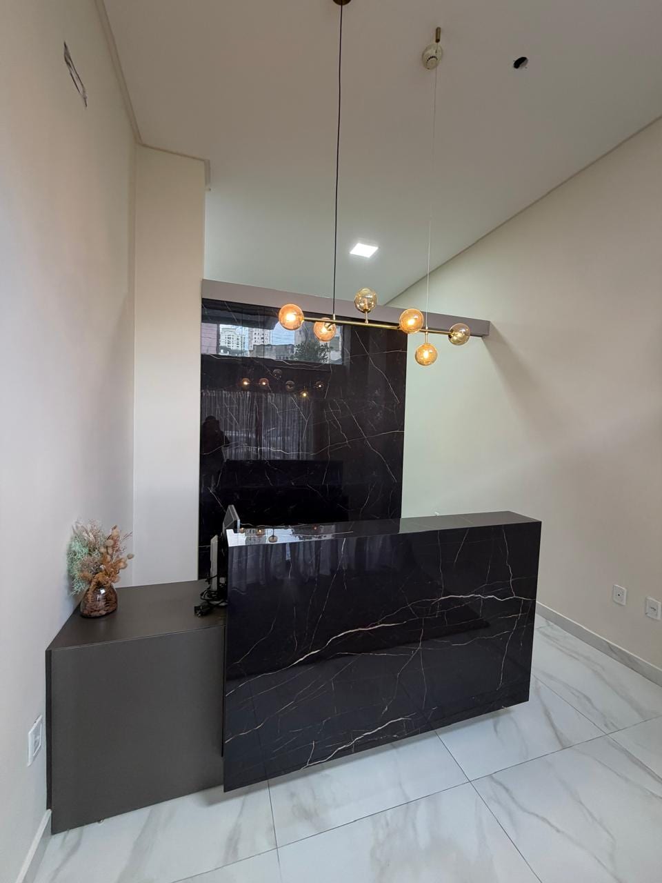 Sala comercial para locação na Rua 286, Meia Praia, Itapema
