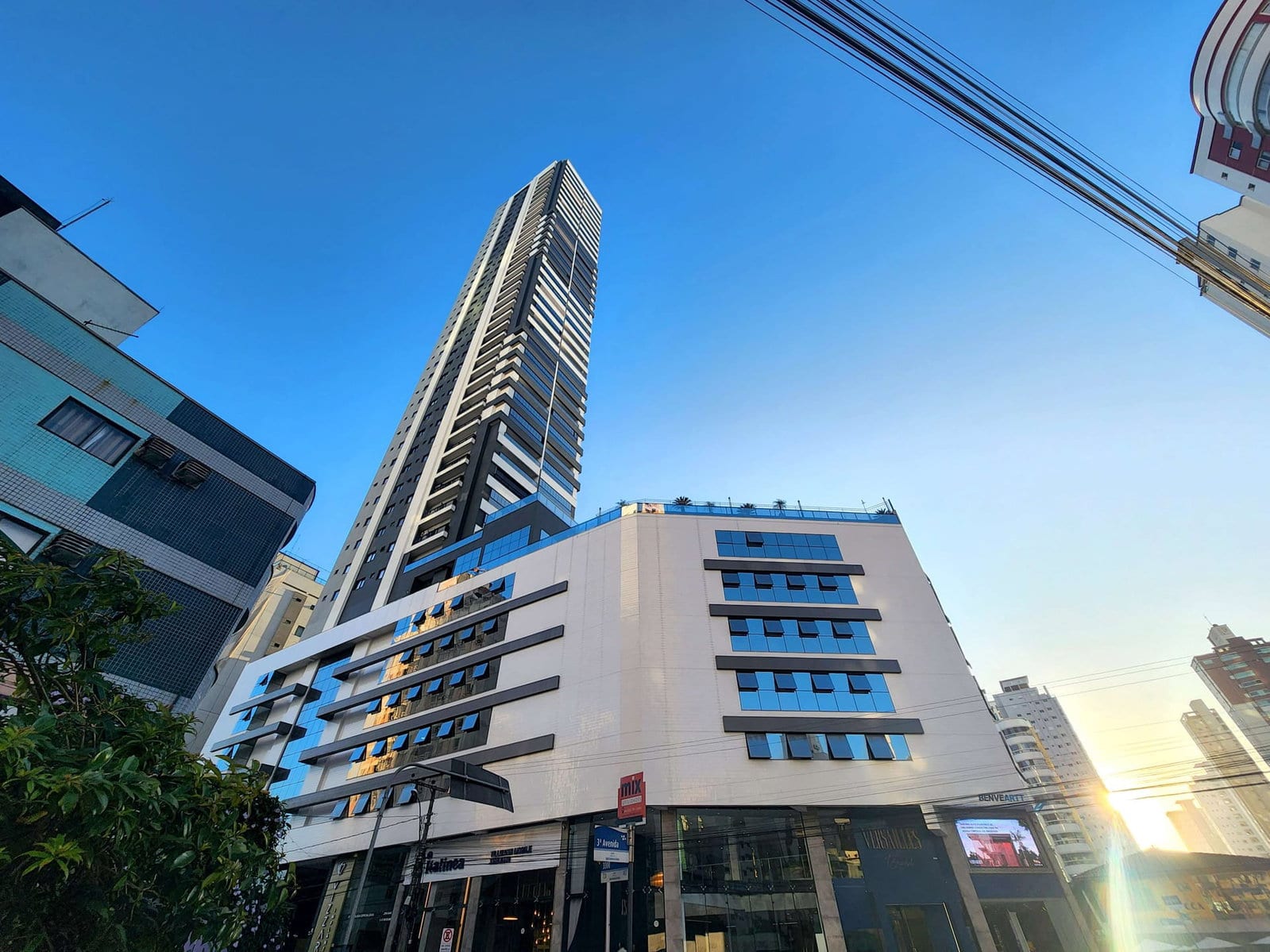 Apartamento 3 suítes mobiliado no Ed. Argos, Centro, Balneário Camboriú