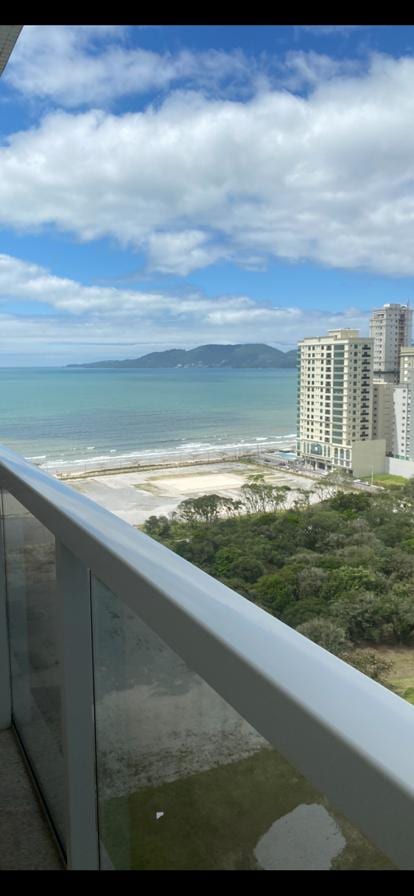 Apartamento 3 dormitórios no Ed. Chateau Unique, Meia Praia, Itapema