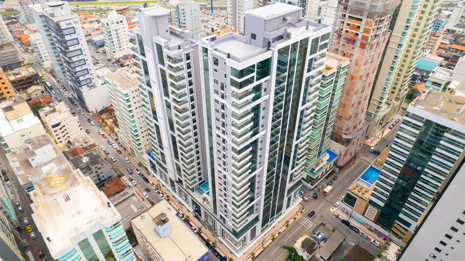 Apartamento 4 suítes mobiliado no Ed. Times Square, Meia Praia, Itapema