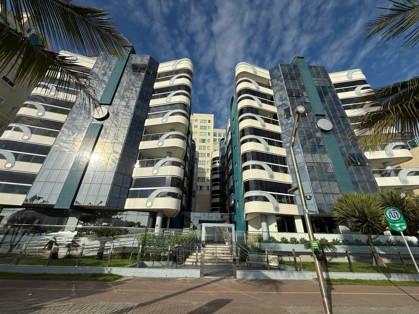 Apartamento 4 dormitórios no Ed. Dona Léa, Meia Praia, Itapema