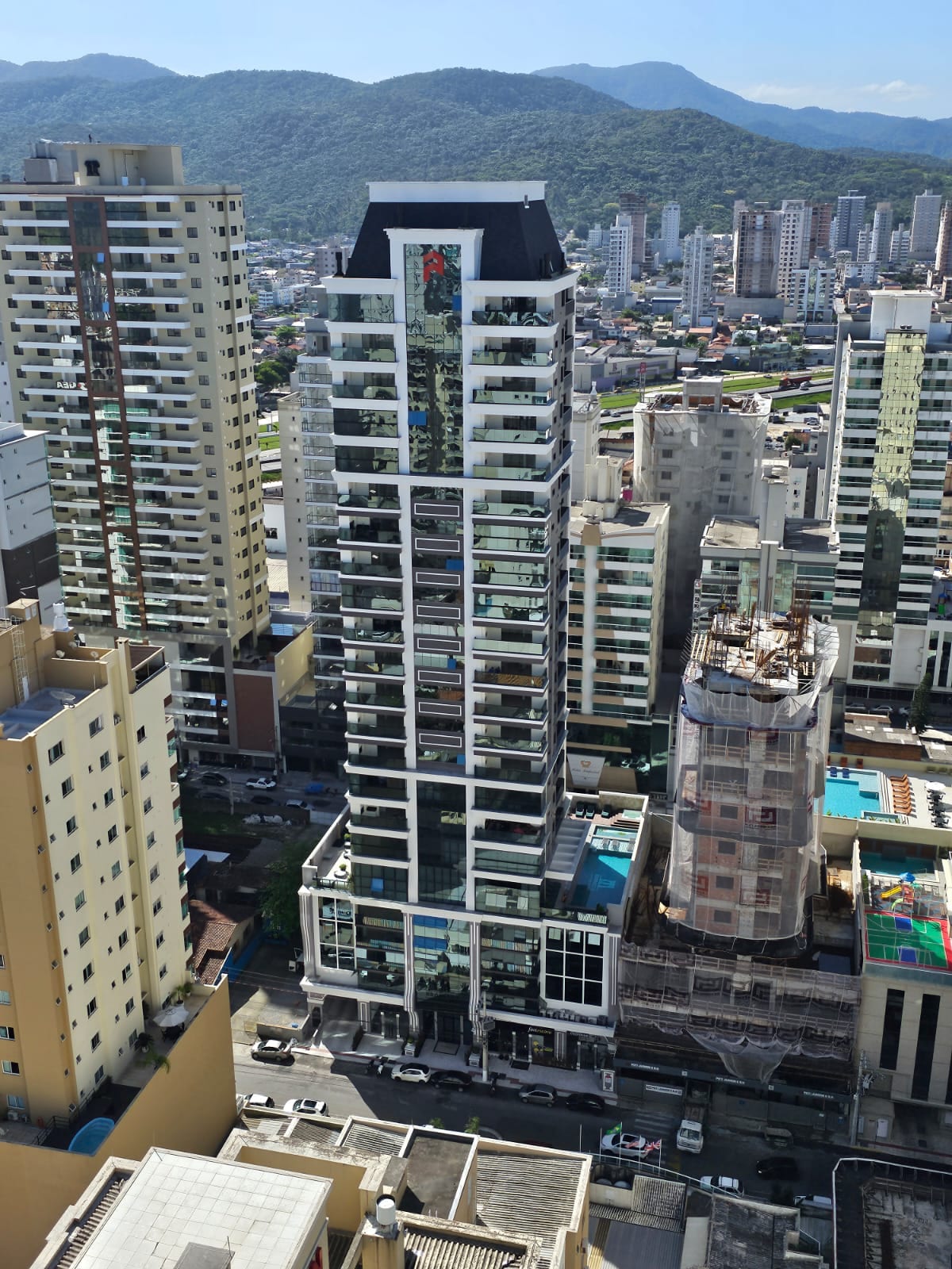 Apartamento 4 suítes mobiliado no Brooklyn Tower, Meia Praia, Itapema