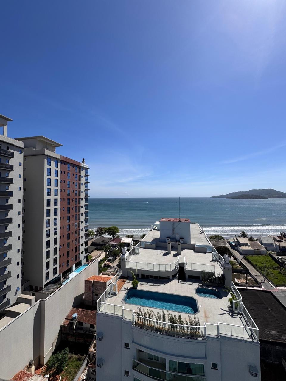 Apartamento 2 suítes mobiliado vista mar no Residencial Vyllar Beach, Perequê, Porto Belo