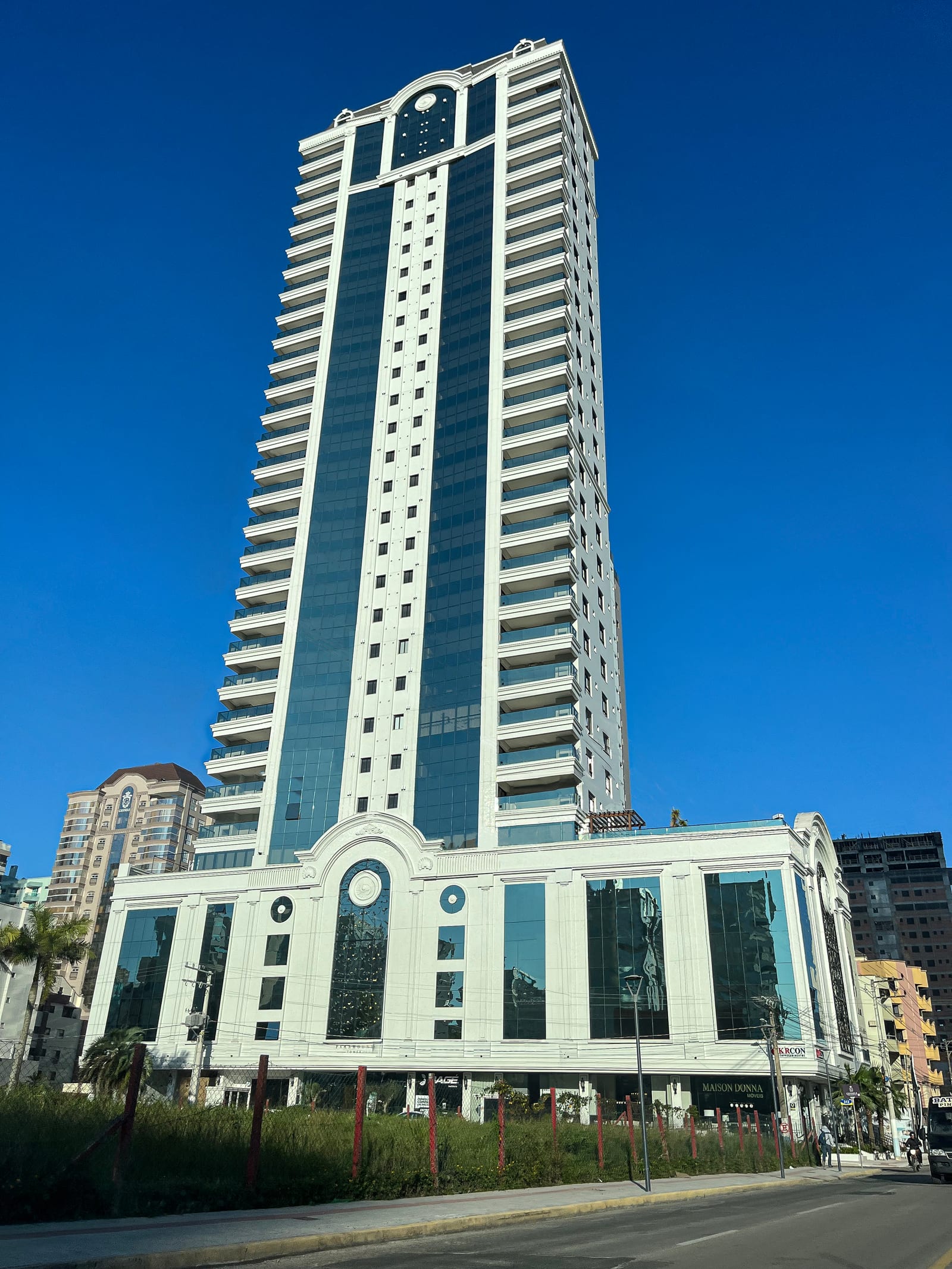 Apartamento 4 suítes mobiliado no Paramount Tower, Meia Praia, Itapema