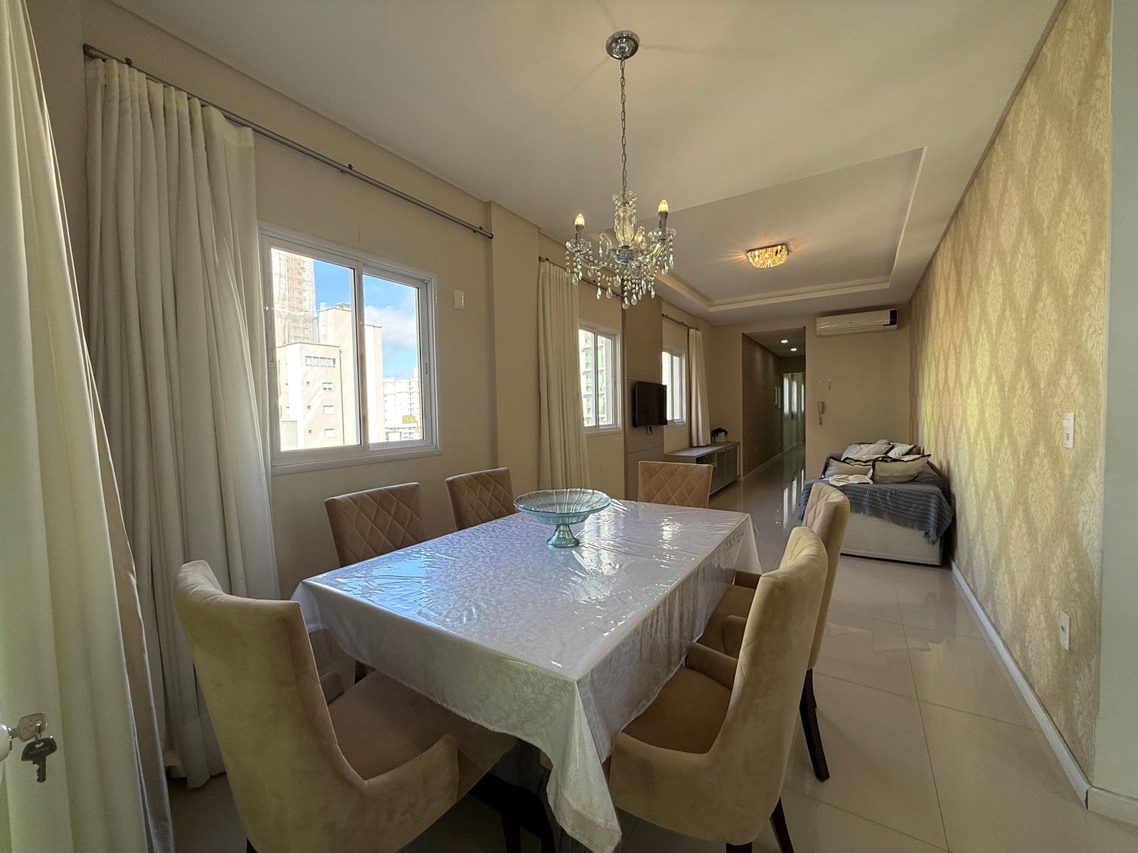 Apartamento 3 suítes mobiliado no Ed. Grand Place, Meia Praia, Itapema