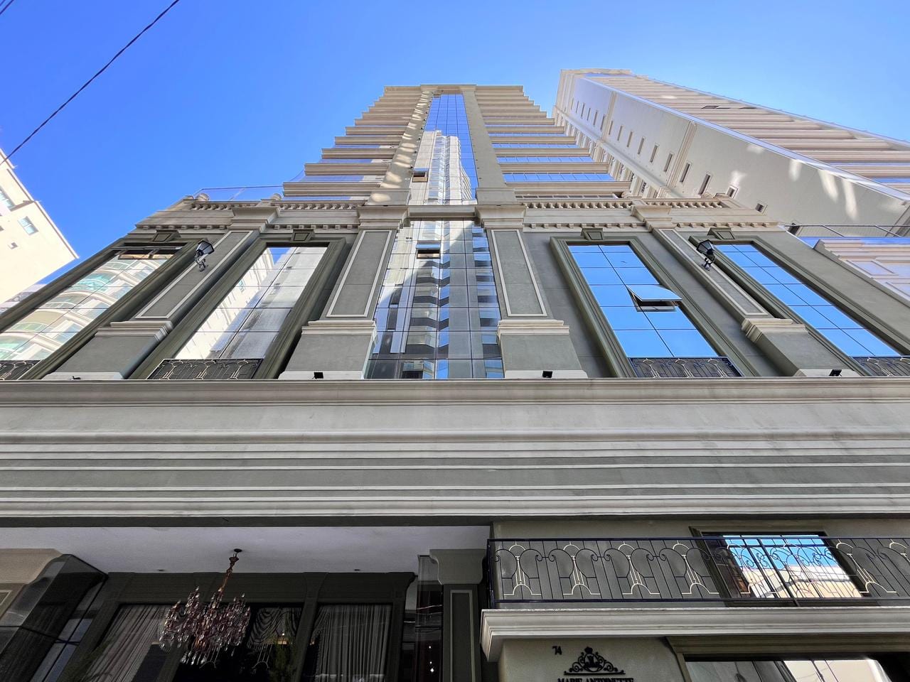 Apartamento 4 suítes mobiliado no Residencial Marie Antoinette, Meia Praia, Itapema