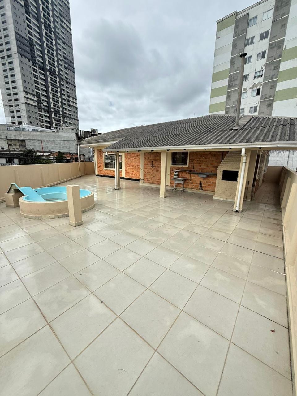 Casa 3 dormitórios para locação anual na Avenida Santa Catarina, Tabuleiro, Camboriú