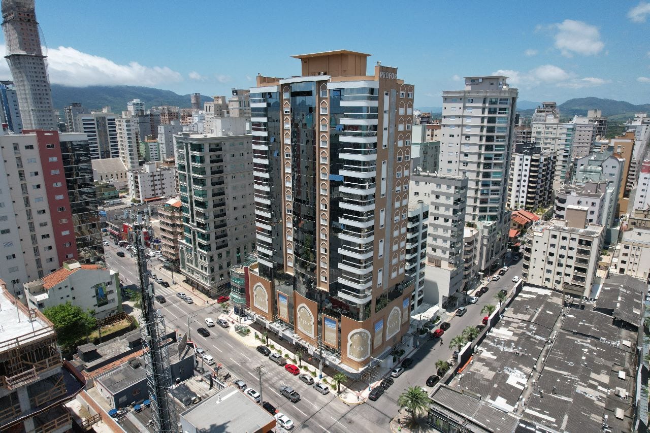 Apartamento 3 suítes mobiliado no Ed. Mar das Arabias, Meia Praia, Itapema