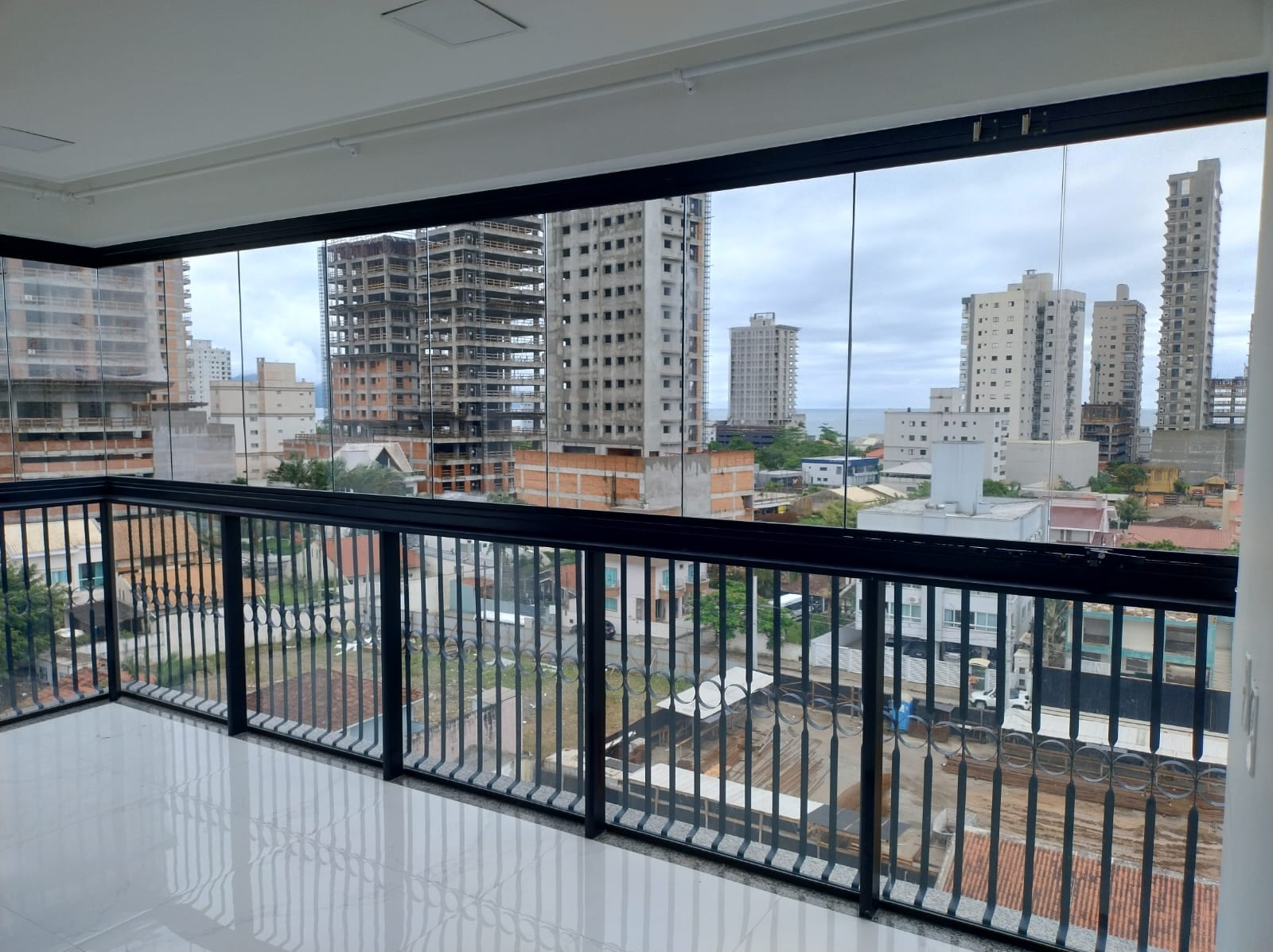 Apartamento 3 dormitórios mobiliado no Ed. La Provence, Perequê, Porto Belo