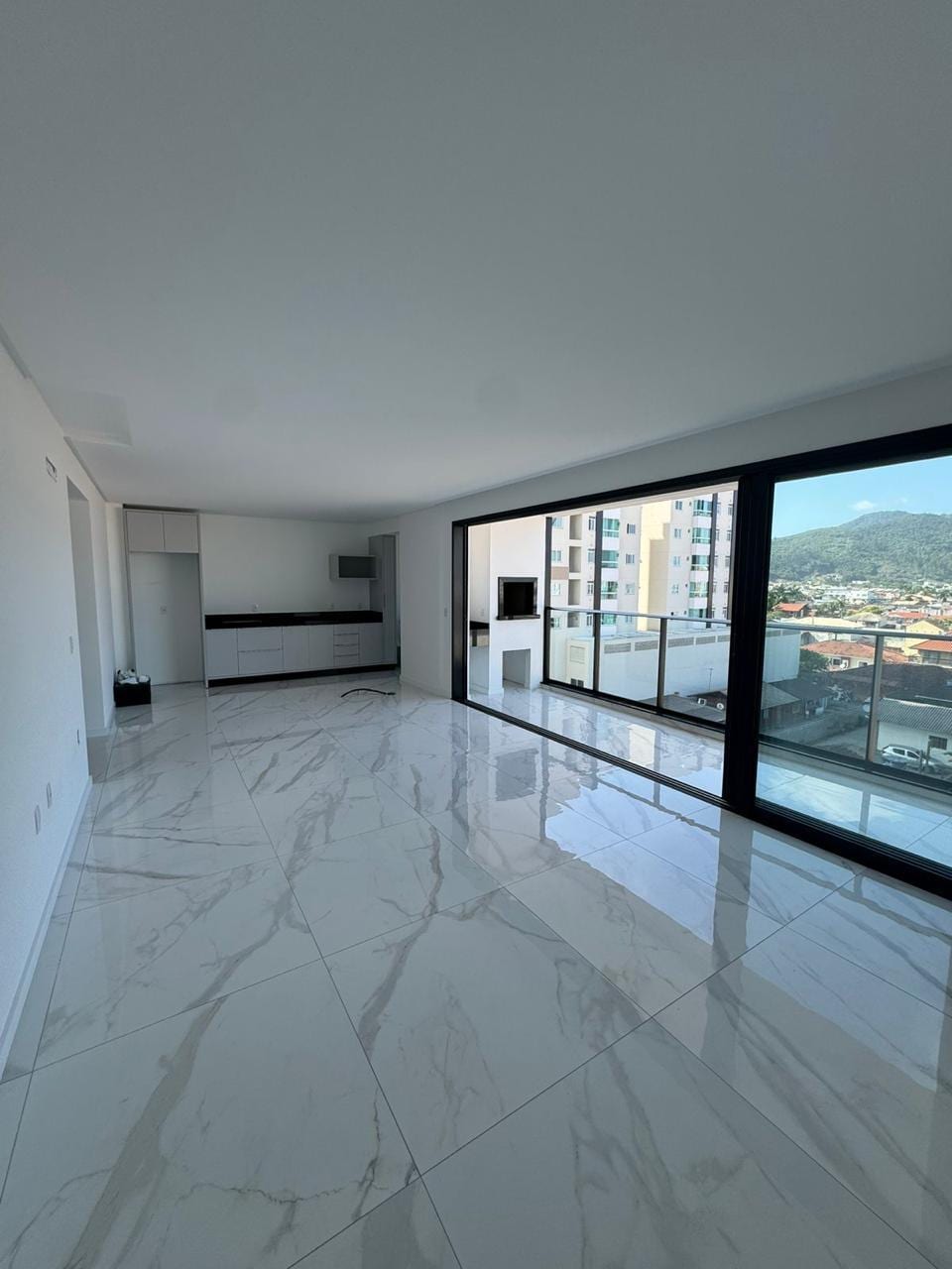 Apartamento 3 dormitórios semimobiliado na Rua Padre André Aneza, Centro, Camboriú
